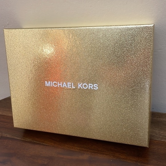 Michael Kors 2pc knit hat and scarf set light cream color - Picture 2 of 3